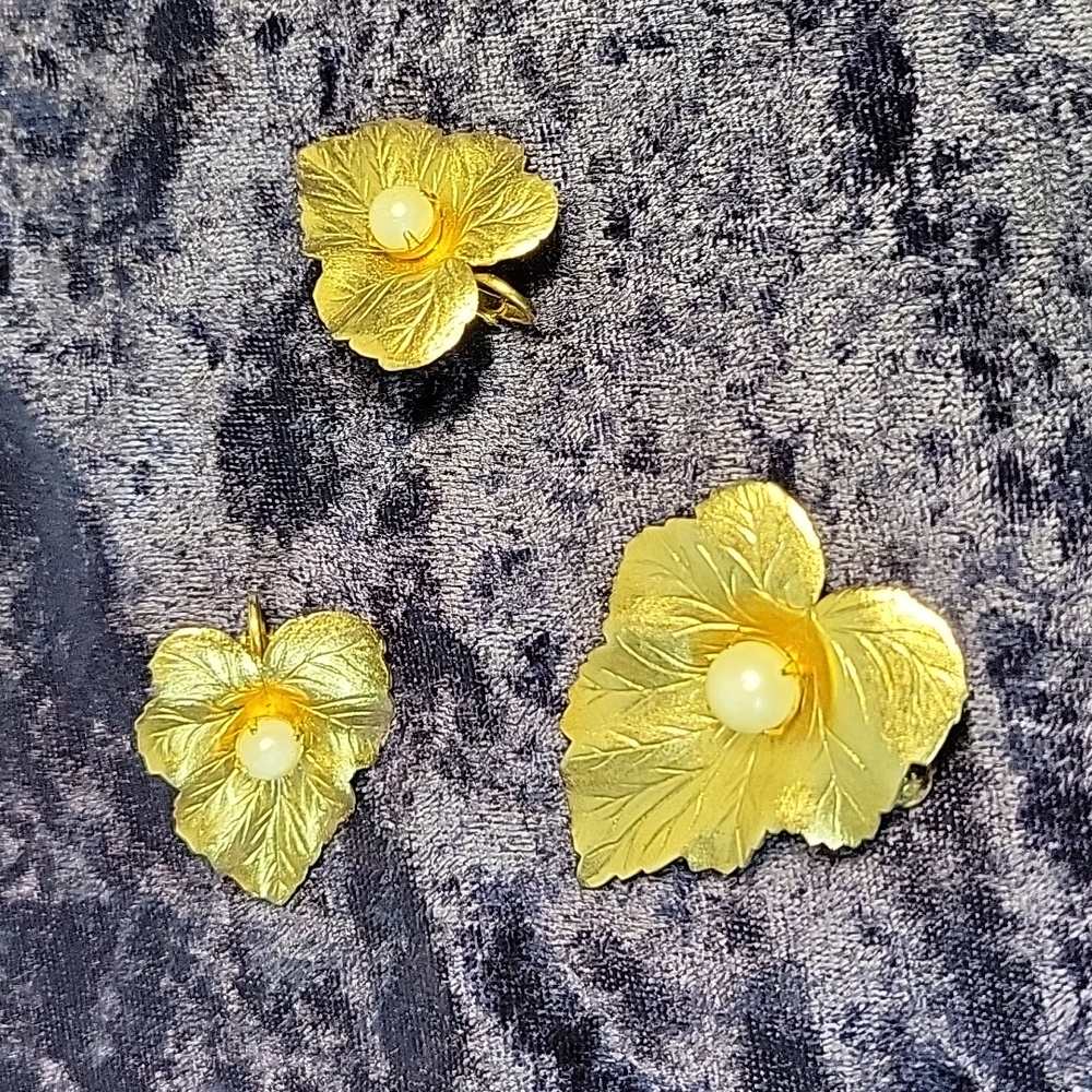 Sarah Coventry Vintage Leave With Faux Pearl Brooch And Clip On Earring Set